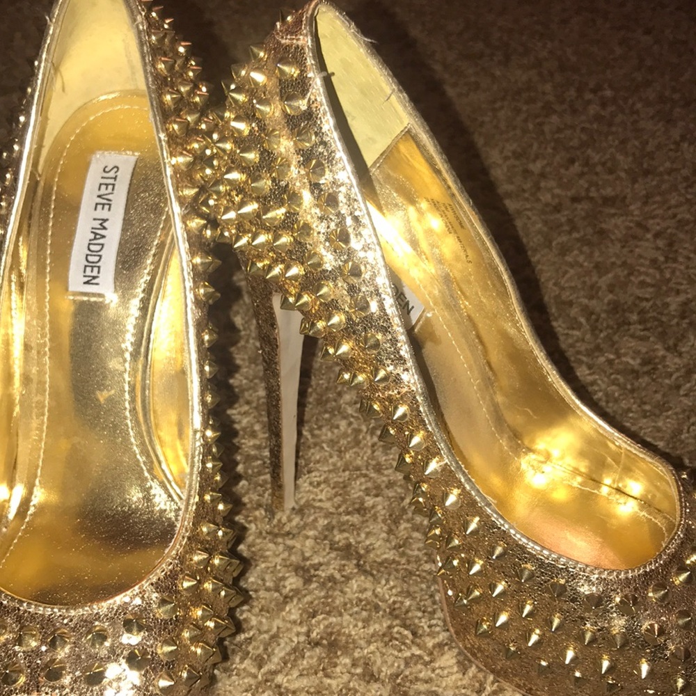 Brand new Steve Madden Spike Pumps
